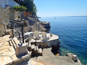 Property grounds - Apartment for 2-3 persons directly on the beach (Baric Draga)