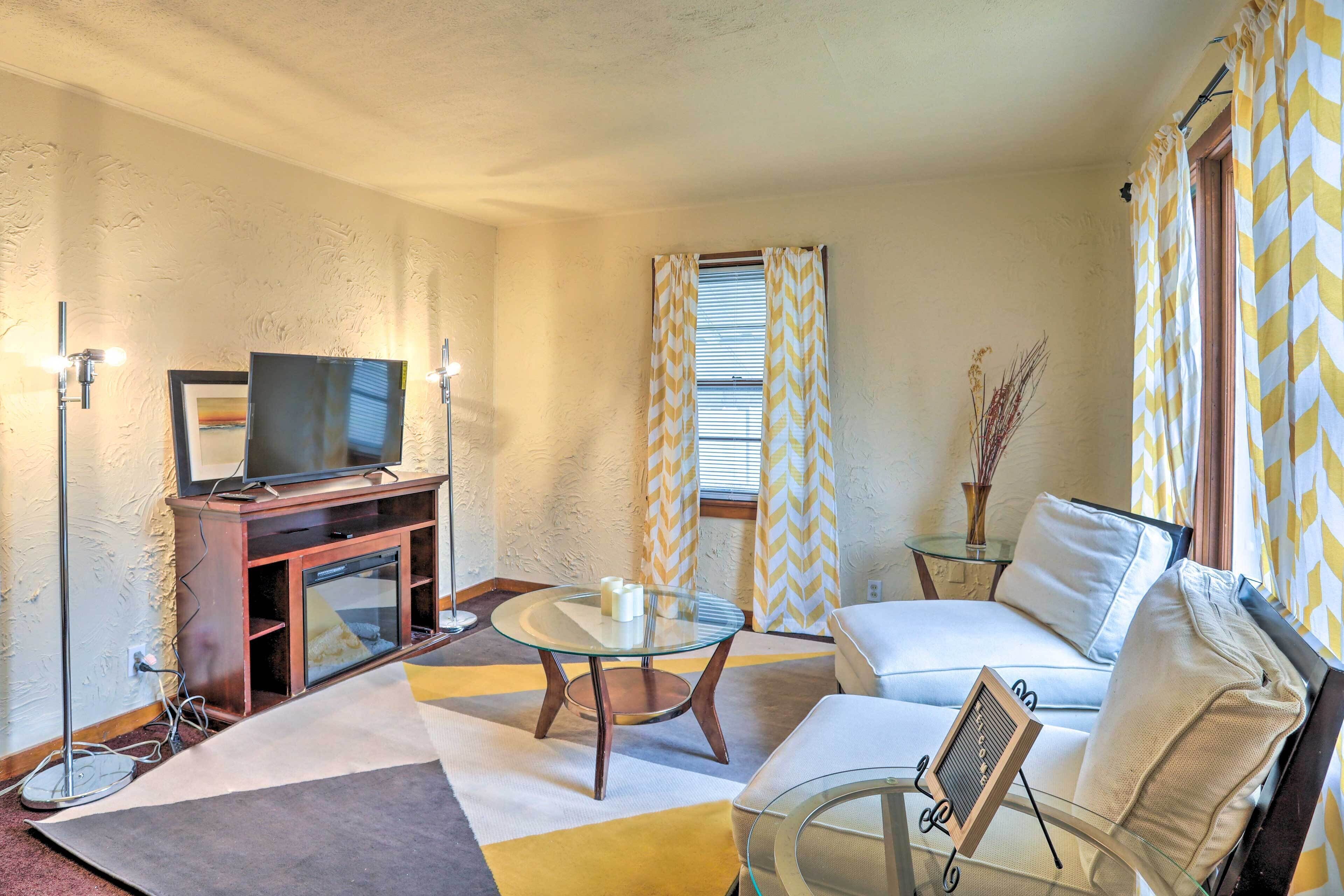 Quaint + Cozy Home < 15 Mi to Dtwn Cleveland!