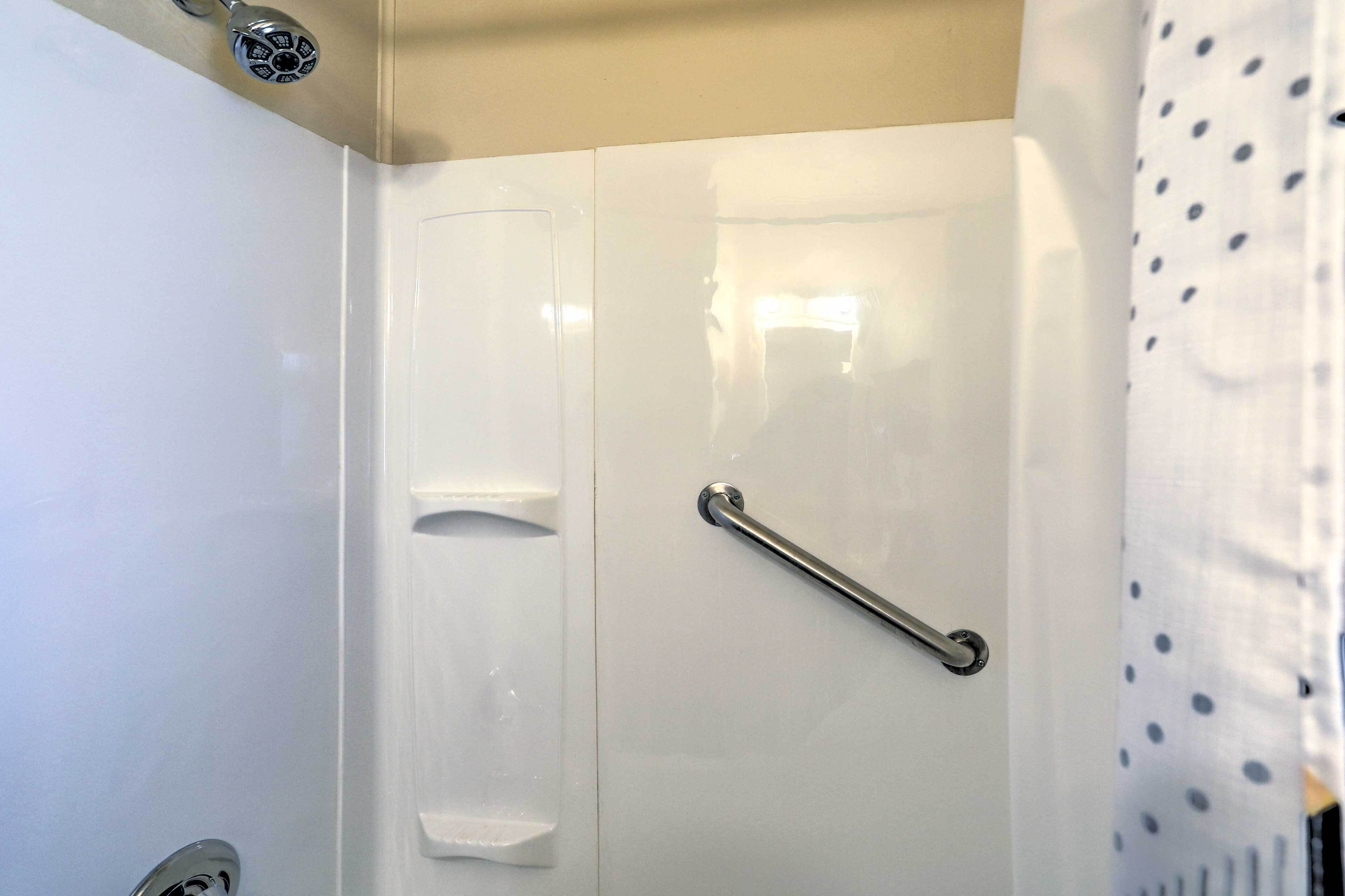 Quaint + Cozy Home < 15 Mi to Dtwn Cleveland!