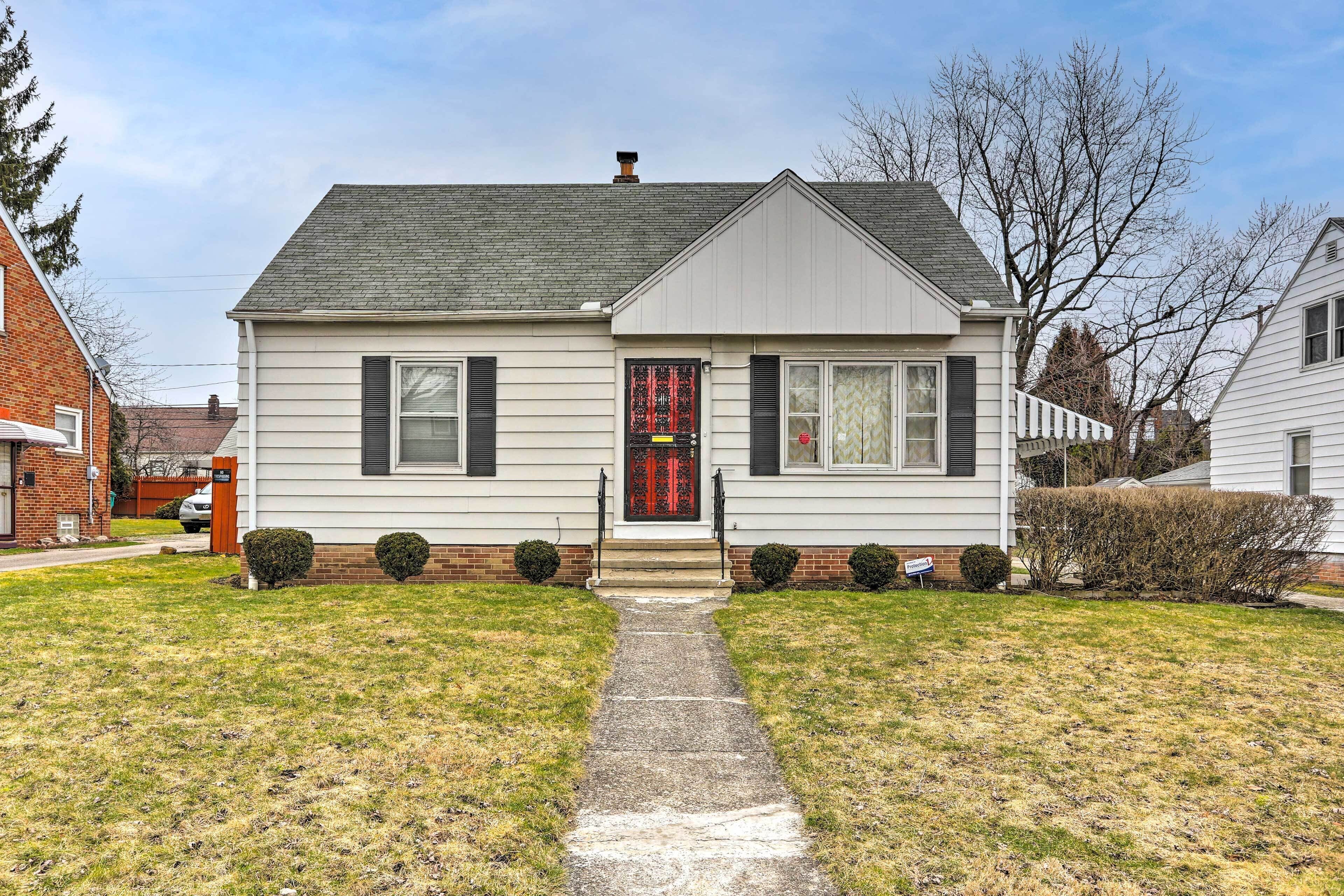 Quaint + Cozy Home < 15 Mi to Dtwn Cleveland!