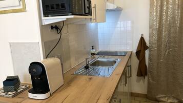 Een koelkast, een microgolfoven, een kookplaat