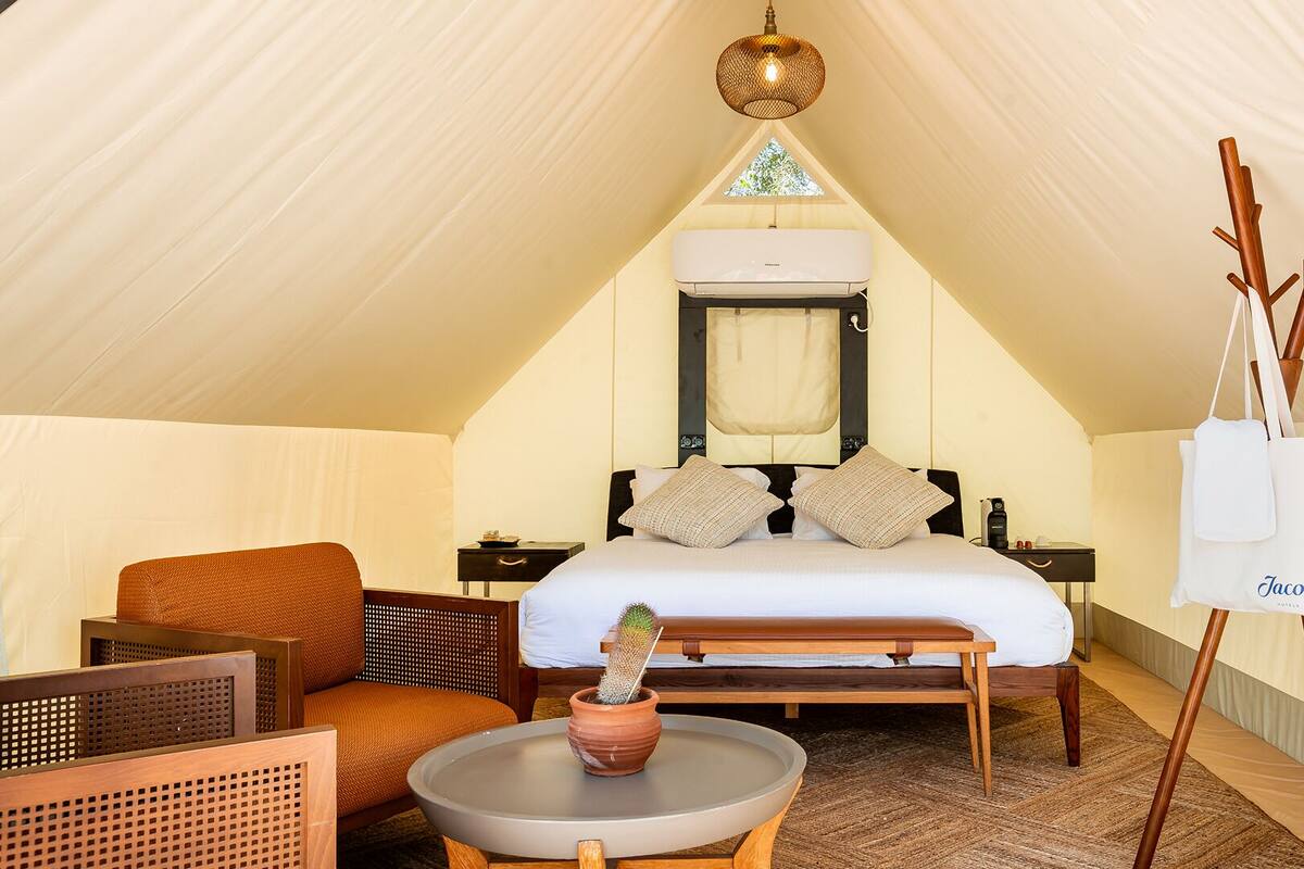 Glamping | Desk, WiFi (free), bed sheets