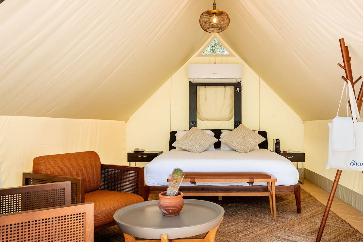 Glamping | Desk, free WiFi, bed sheets