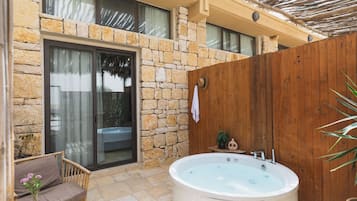 Gallery Room with Jacuzzi | Free WiFi, bed sheets