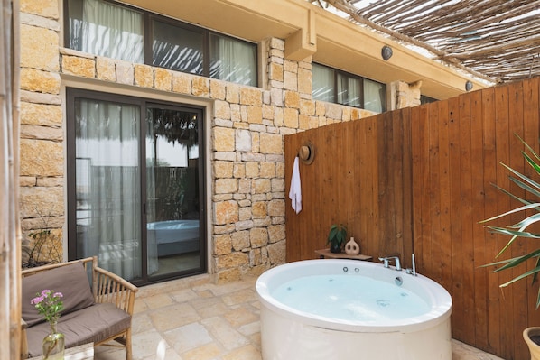 Gallery Room with Jacuzzi