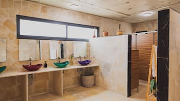 Basic Tent | Bathroom | Shower, towels