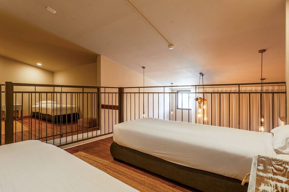 Deluxe Gallery Room | Desk, WiFi (free), bed sheets