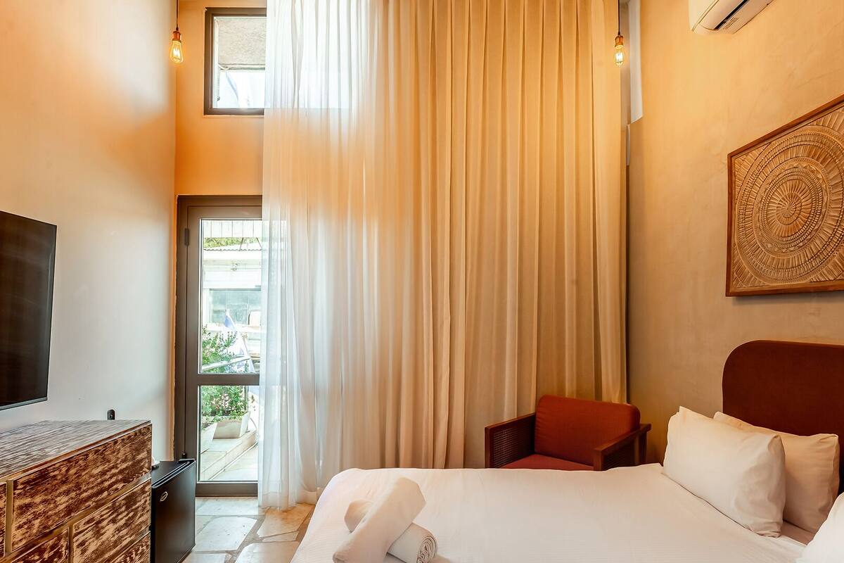 Gallery Room | Desk, WiFi (free), bed sheets