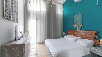 Gallery Room | Free WiFi, bed sheets