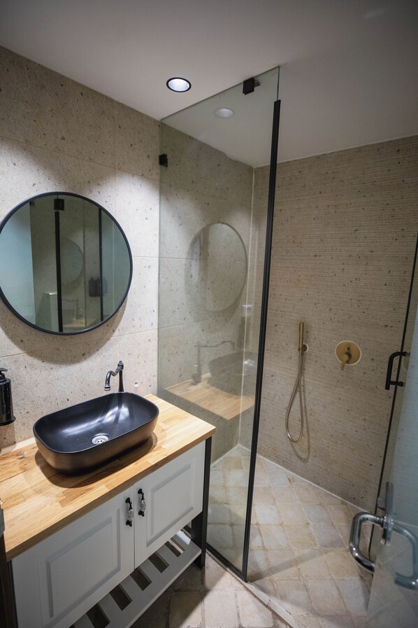 Shower, towels - Jacob Mitzpe Ramon (Ramat Negev)