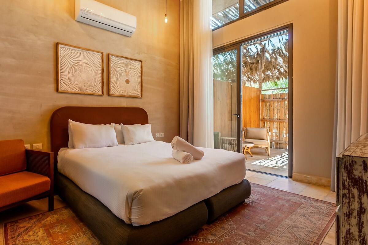 Gallery Room with Jacuzzi | Desk, WiFi (free), bed sheets