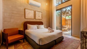 Gallery Room with Jacuzzi | Escrivaninha, Wi-Fi de cortesia, roupa de cama