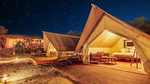 Tenda de campanya bàsica | Escriptori, wifi gratuïta i roba de llit 