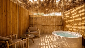 Gallery Room with Jacuzzi | Desk, free WiFi, bed sheets