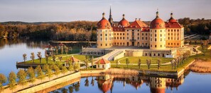 A large, historic building with multiple domes and a reflection in the water. - Modern and spacious apartment, with separate access (Dohna)