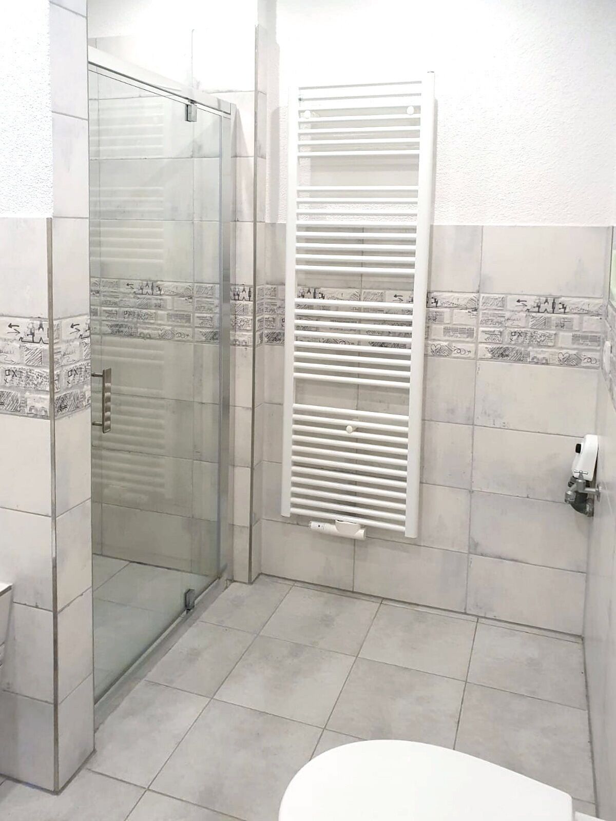 Badewanne, Haartrockner, Seife, Toilettenpapier