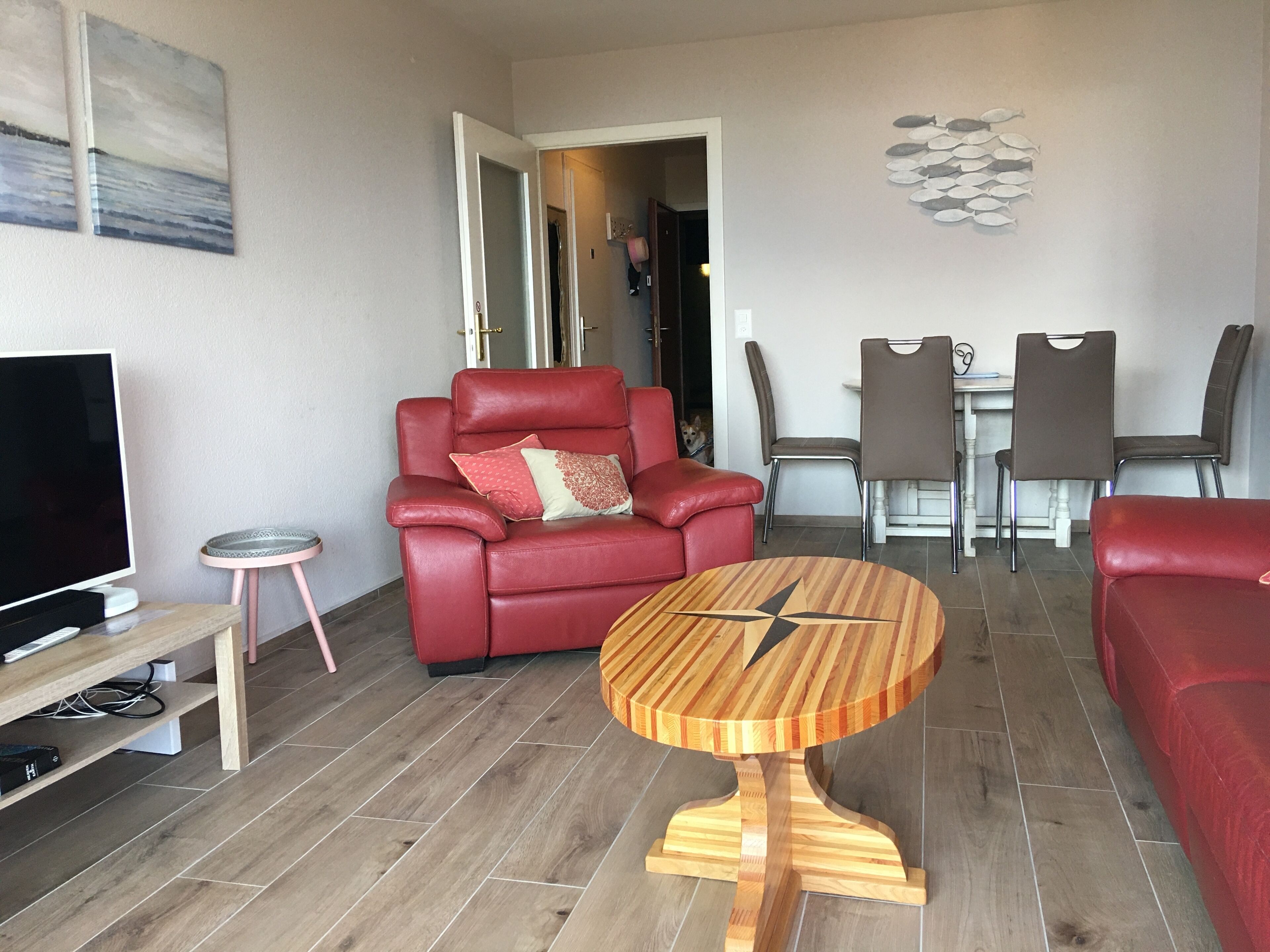 YES this is the view 🤩 Comfy secure flat - lakeside walk to eat/beaches/shops 😎 