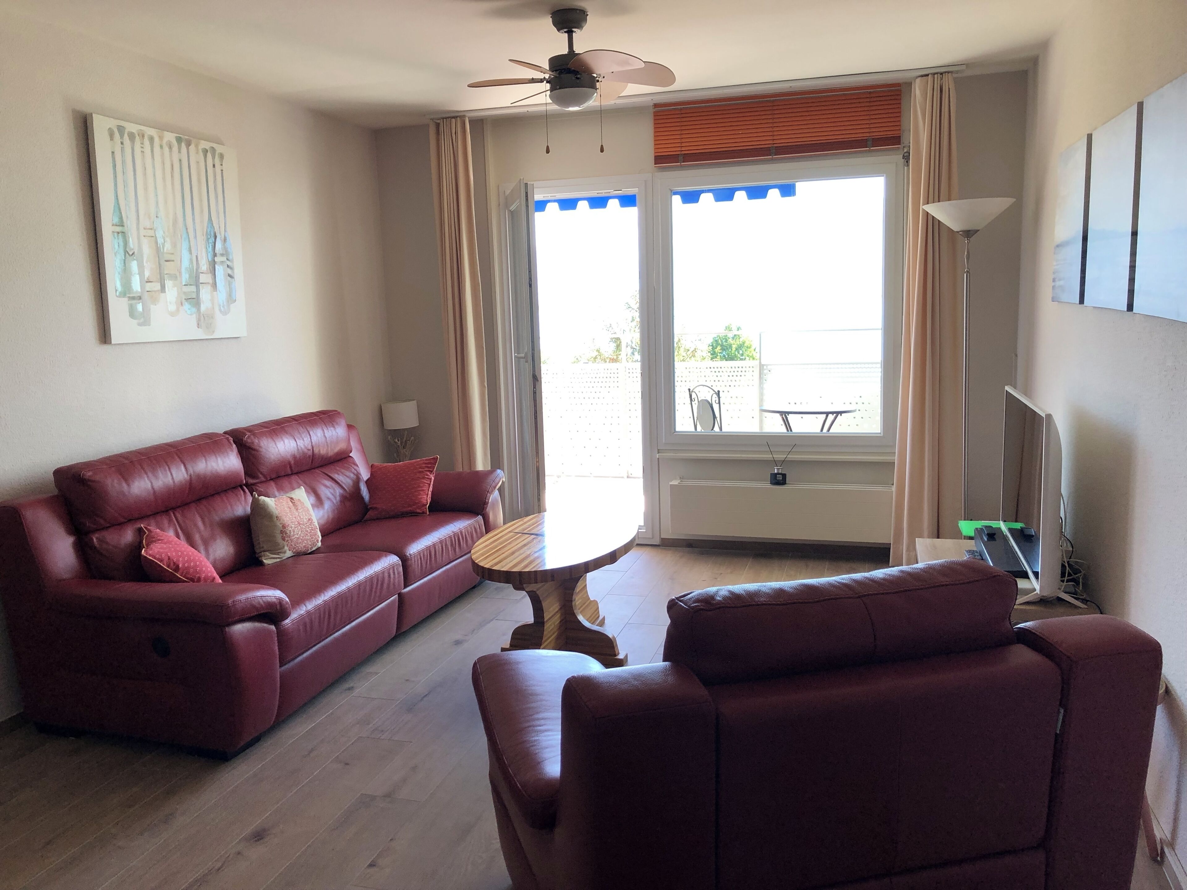 YES this is the view 🤩 Comfy secure flat - lakeside walk to eat/beaches/shops 😎 