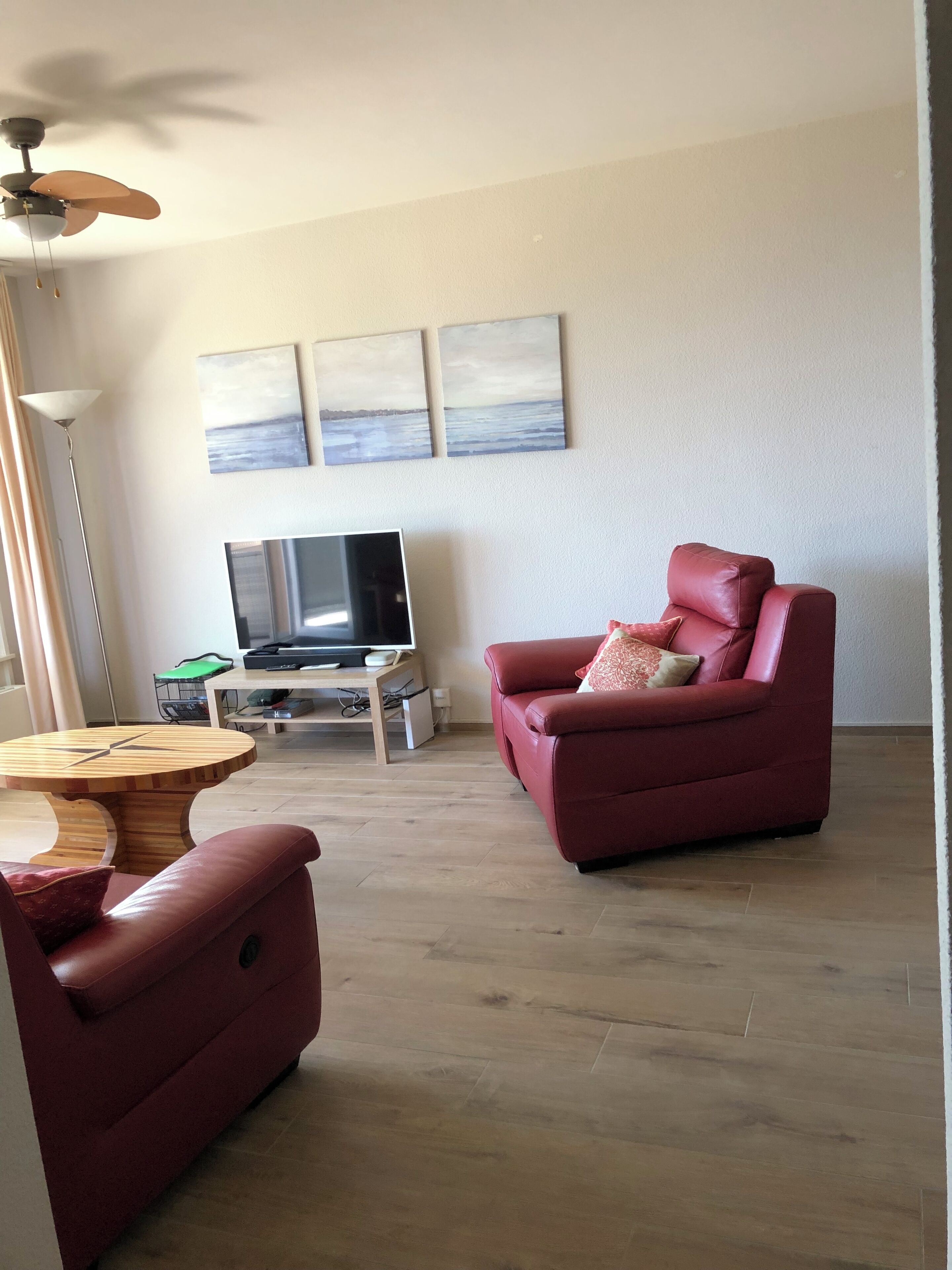 YES this is the view 🤩 Comfy secure flat - lakeside walk to eat/beaches/shops 😎 