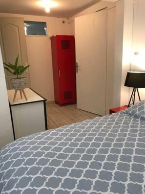 1 slaapkamer, een strijkplank/strijkijzer, gratis wifi, beddengoed