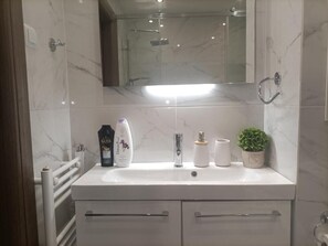 Shower, hair dryer, towels, soap - Elegant Apartment (Athens)