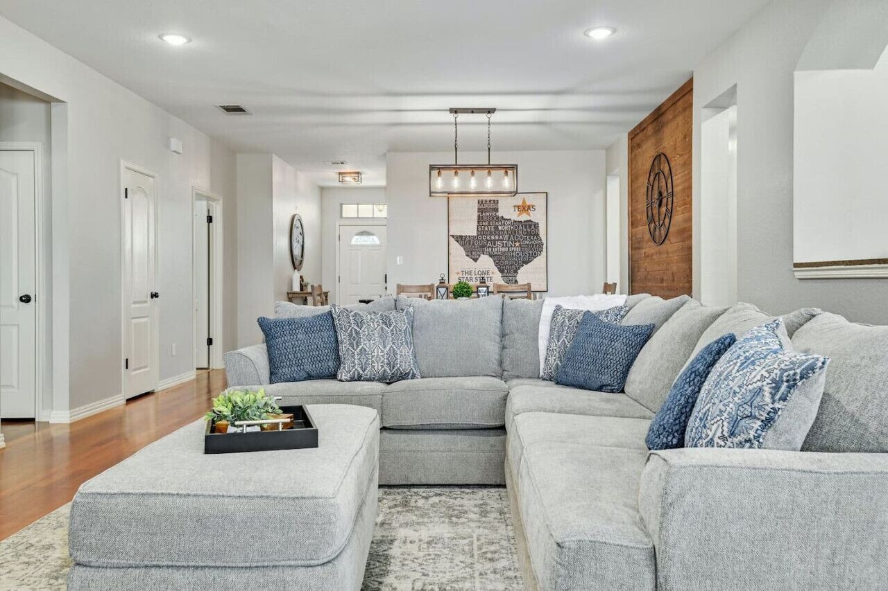 Älytelevisio, takka, kirjoja, työhuone