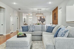 Smart TV, chimenea, libros y oficina