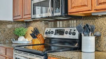 Frigorifero, microonde, forno, piano cottura