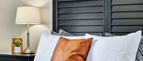 4 عدّة غرف نوم ومكتب ومكواة/لوح كي وسرير سفر