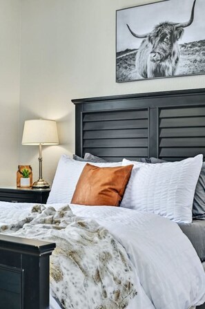 4 makuuhuonetta, työpöytä, silitysrauta/-lauta, vauvan matkasänky