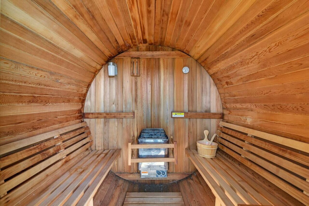 Eine Holzsauna mit Bänken und einem Ofen.