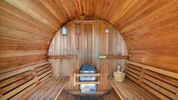 Eine Holzsauna mit Bänken und einem Ofen.