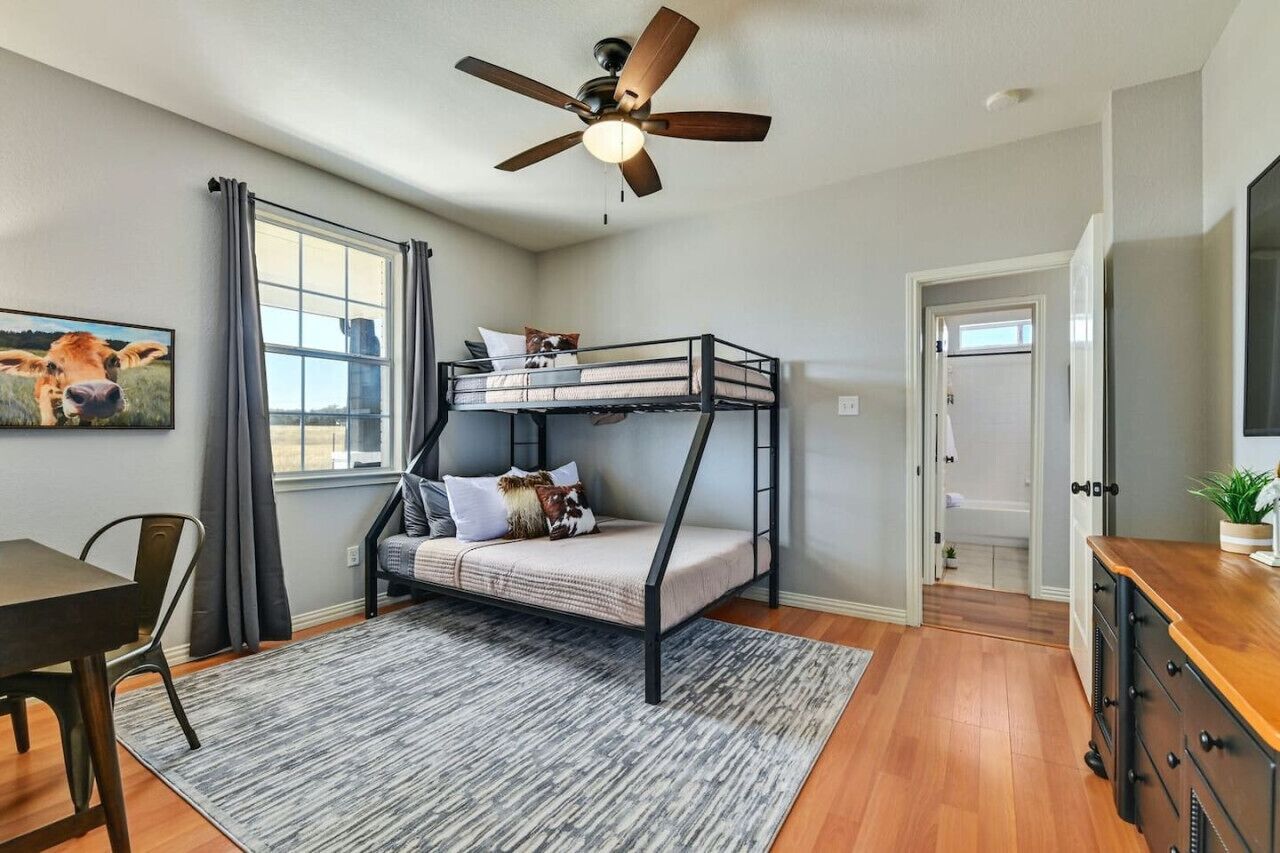 4 bedrooms, desk, iron/ironing board, travel crib