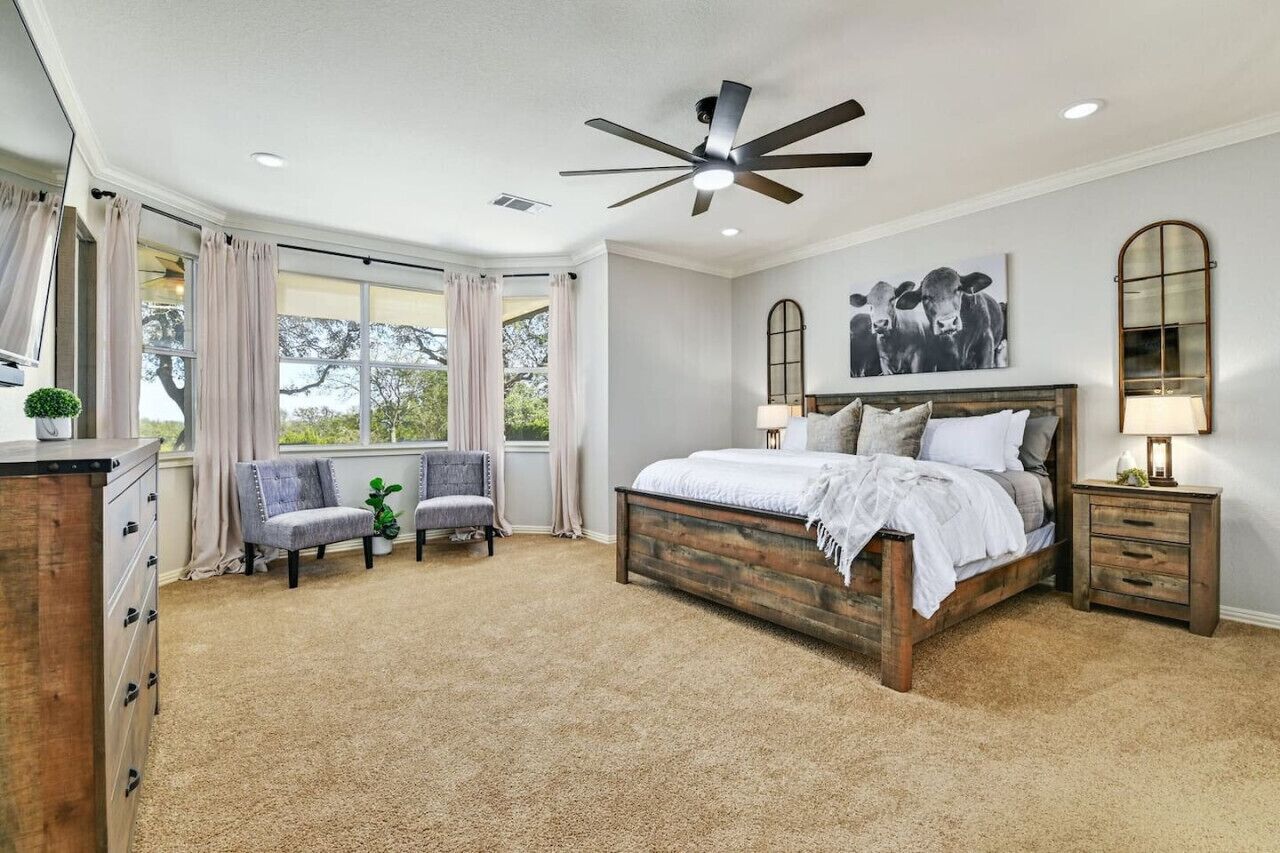 4 bedrooms, desk, iron/ironing board, travel cot