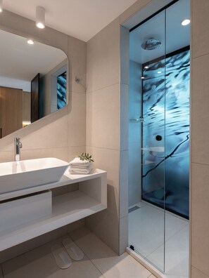 Haartrockner, Handtücher, Seife, Shampoo