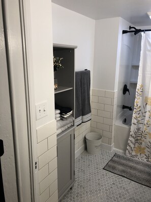 Combined shower/bathtub - The Cozy Q - located directly across from Quincy University (Quincy)