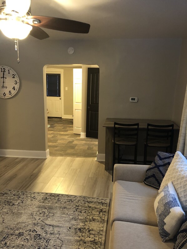 Living area - The Cozy Q - located directly across from Quincy University (Quincy)