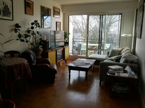 TV, libri, impianto stereo, stampante