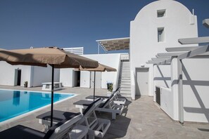 Outdoor pool - Petra Aqua Villa (Santorini)