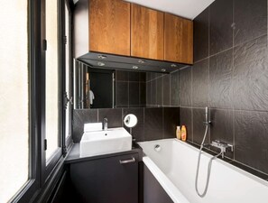 Baignoire, sèche-cheveux, serviettes fournies