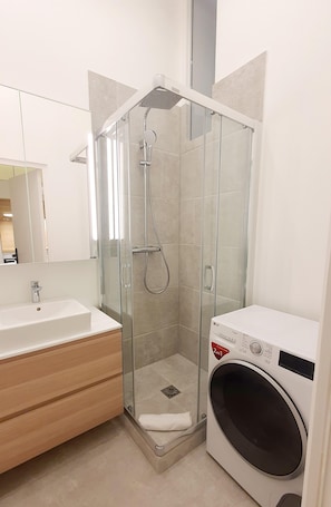 Bruser, hårtørrer, håndklæder