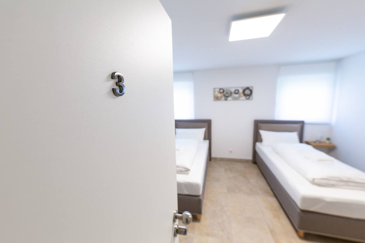 Habitación familiar, varias camas, para no fumadores, para personas alérgicas | Cuna de viaje, wifi gratis y ropa de cama