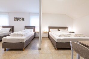 Habitación familiar, varias camas, para no fumadores, para personas alérgicas | Cuna de viaje, wifi gratis y ropa de cama