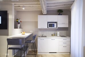 Deluxe Studio, 1 Bedroom, Non Smoking, Hot Tub | Private kitchen