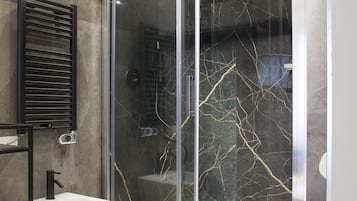 Deluxe studio, 1 slaapkamer, niet-roken, bubbelbad | Badkamer | milieuvriendelijk toiletgerief, een haardroger, een bidet, handdoeken