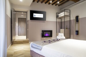 Comfort Apartment, 1 King Bed, Non Smoking, Fireplace | In-room safe, blackout drapes, iron/ironing board, travel crib - San Sebastiano Suite & Luxury (Colle di Val d'Elsa)