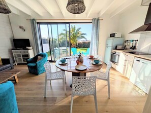 Fridge, microwave, oven, stovetop - Sarzeau 100 m from the beach and coastal paths, beautiful house with all comforts  (SARZEAU)