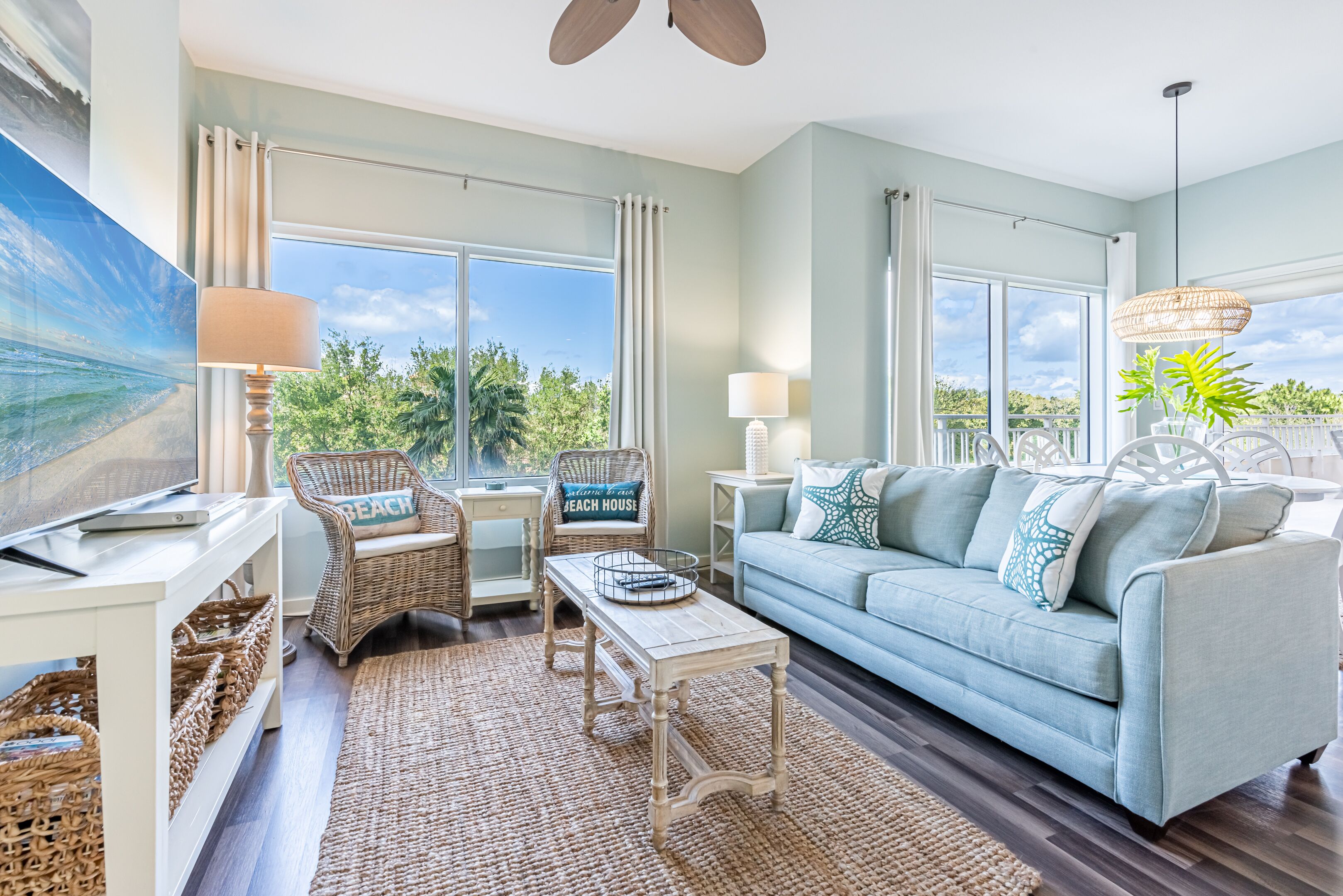 *Winter Special* ~ Lockout Unit ~ Balcony ~ Community Pool ~ Walk to Beach