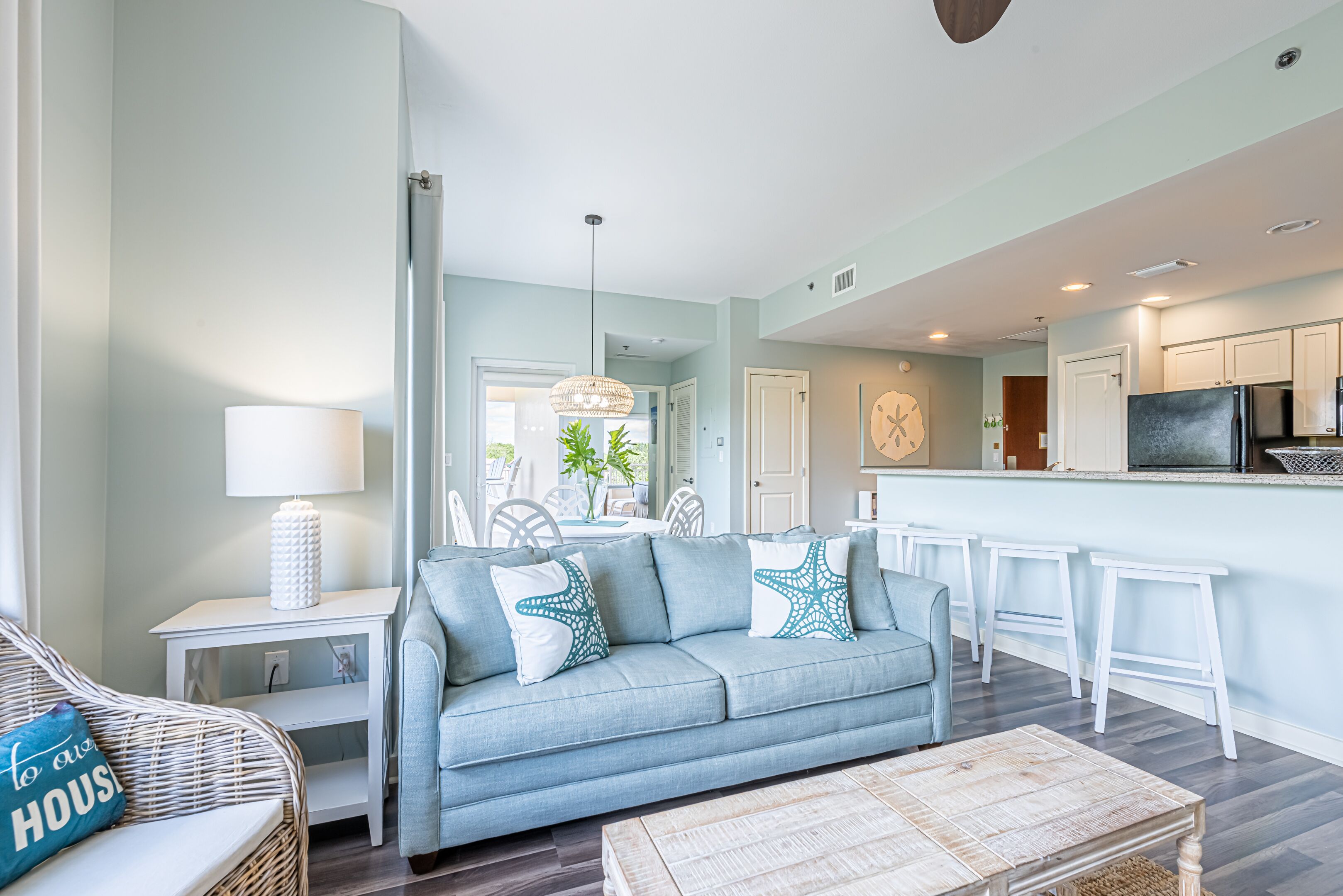 *Winter Special* ~ Lockout Unit ~ Balcony ~ Community Pool ~ Walk to Beach