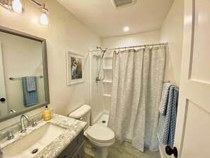 Combinazione doccia/vasca, asciugacapelli, asciugamani